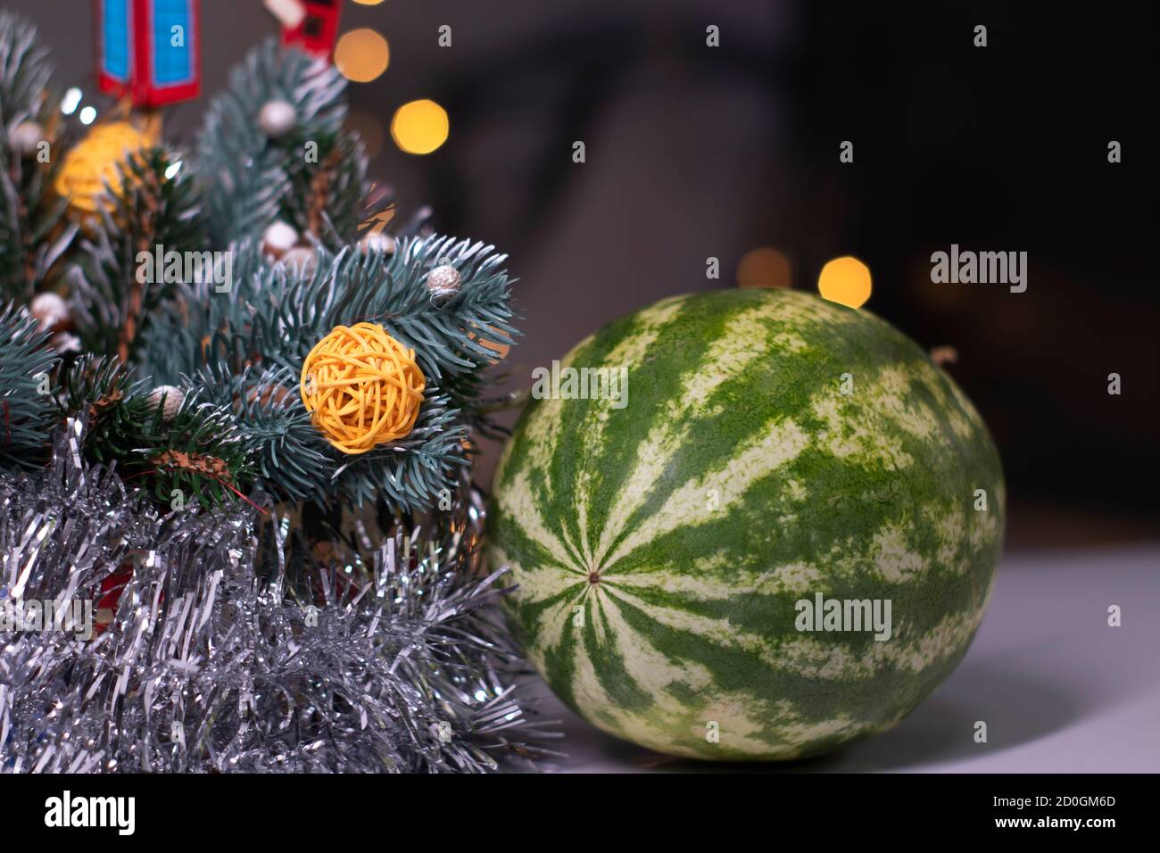cocomero accanto alle decorazioni di nuovo anno. tema di natale. Foto Stock