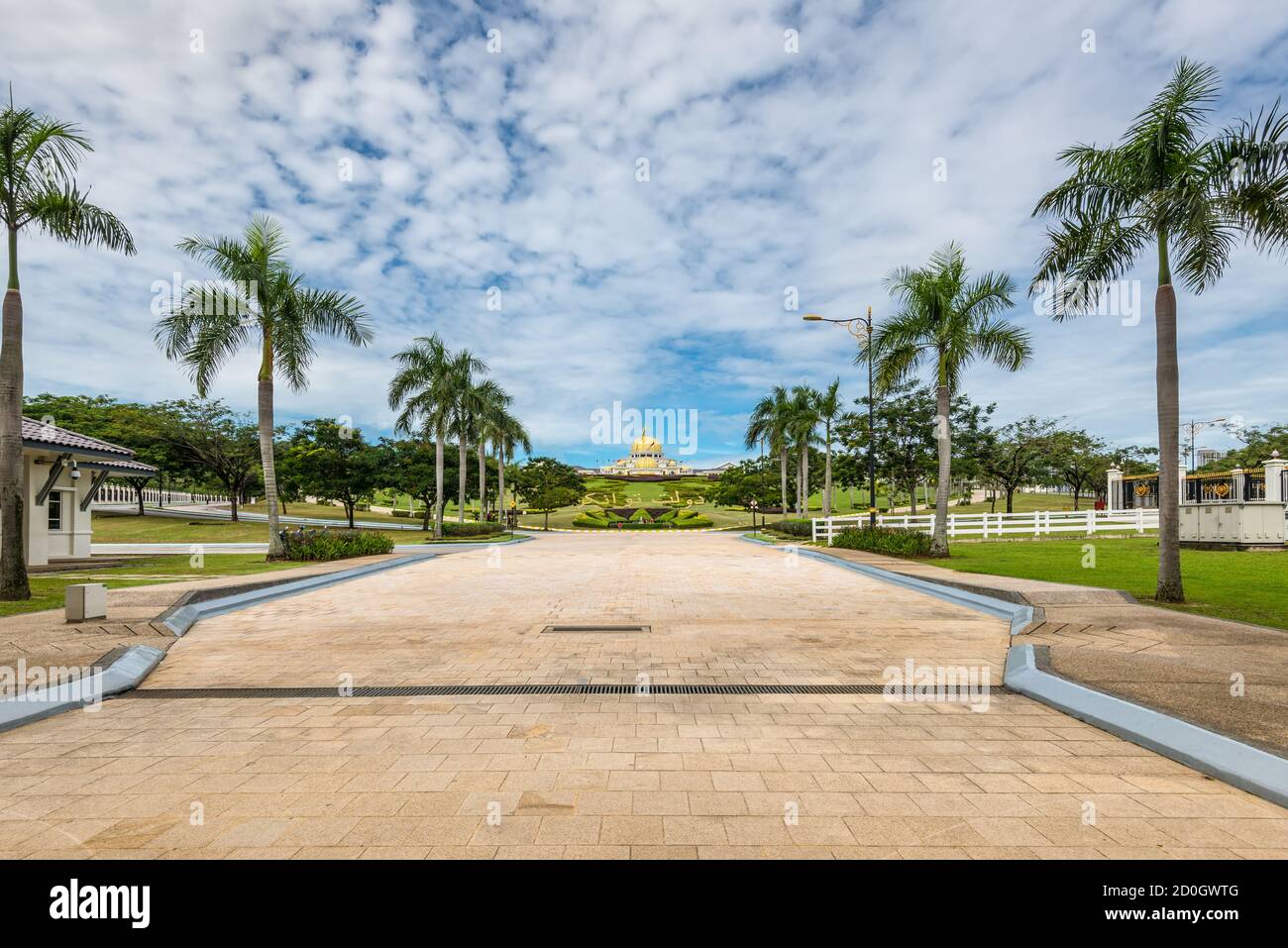Kuala Lumpur, Malesia - 2 dicembre 2019: Vista grandangolare del territorio del nuovo Palazzo reale Istana Negara (palazzo nazionale) a Kuala Lumpur, M. Foto Stock
