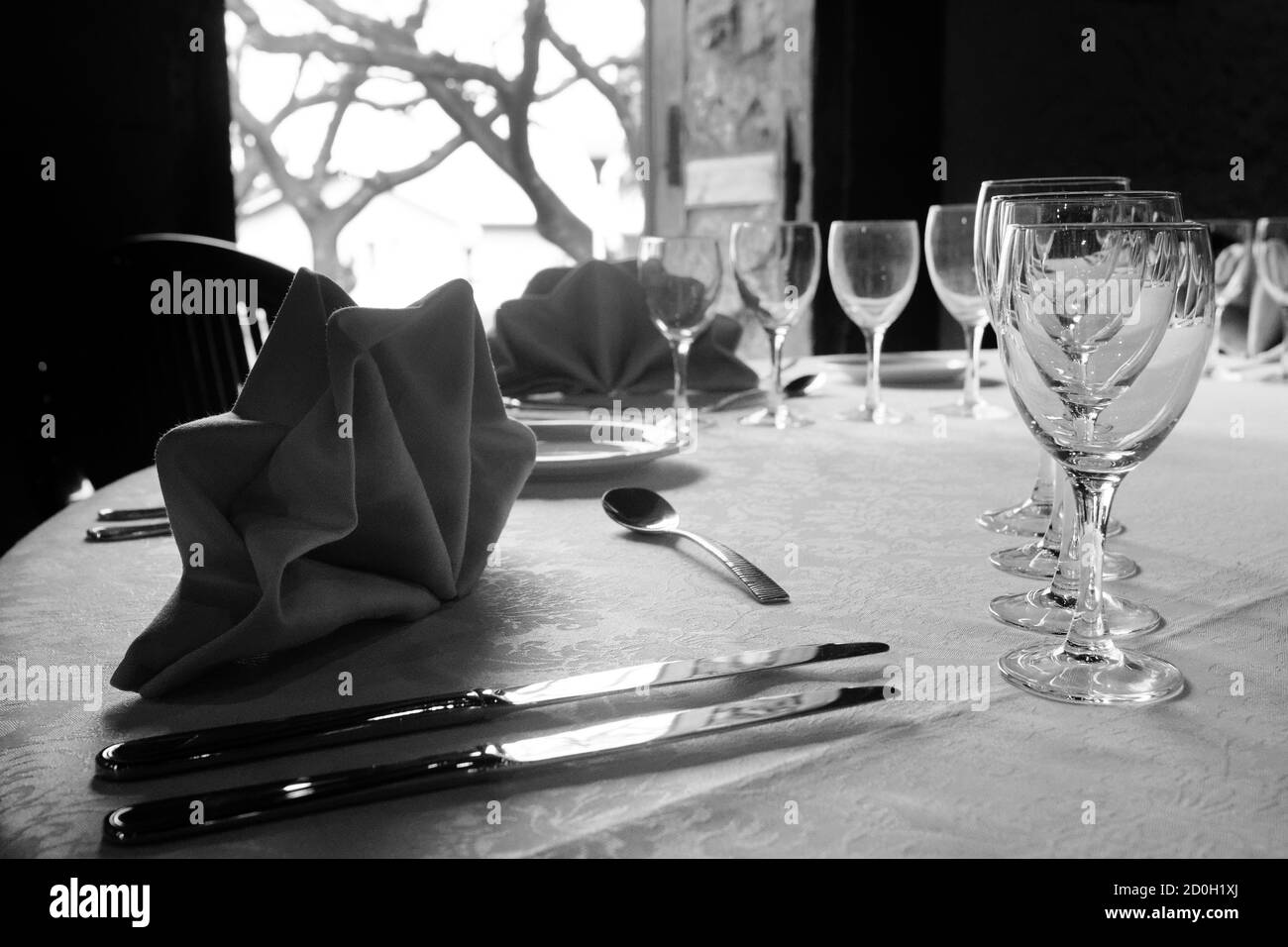 Tavolo da ristorante e posate in bianco e nero Foto Stock