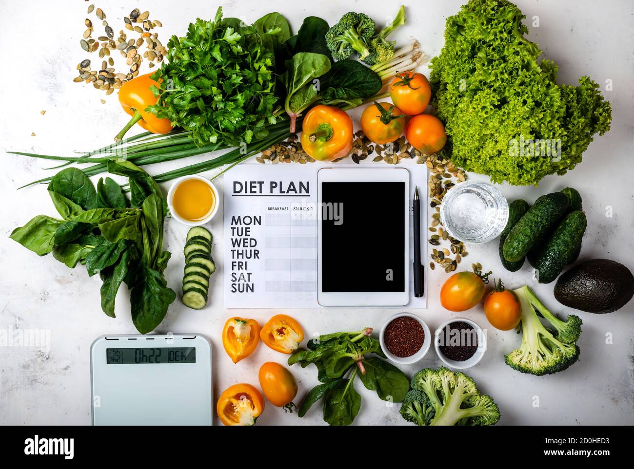 Tablet computer Dieta piano e set di alimenti sani con bilancia da cucina Foto Stock