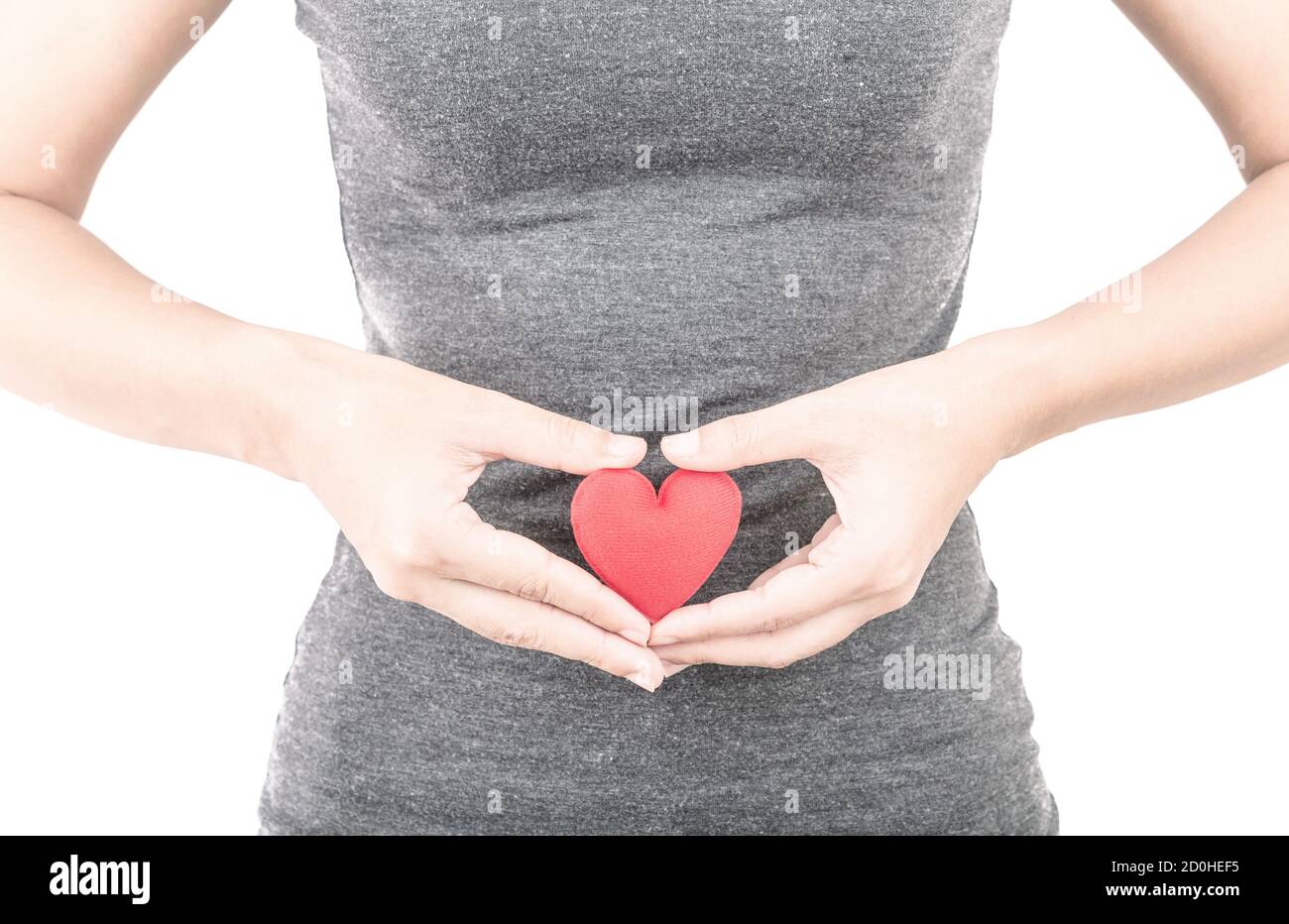 cuore rosso in mano umana con tono drammatico Foto Stock