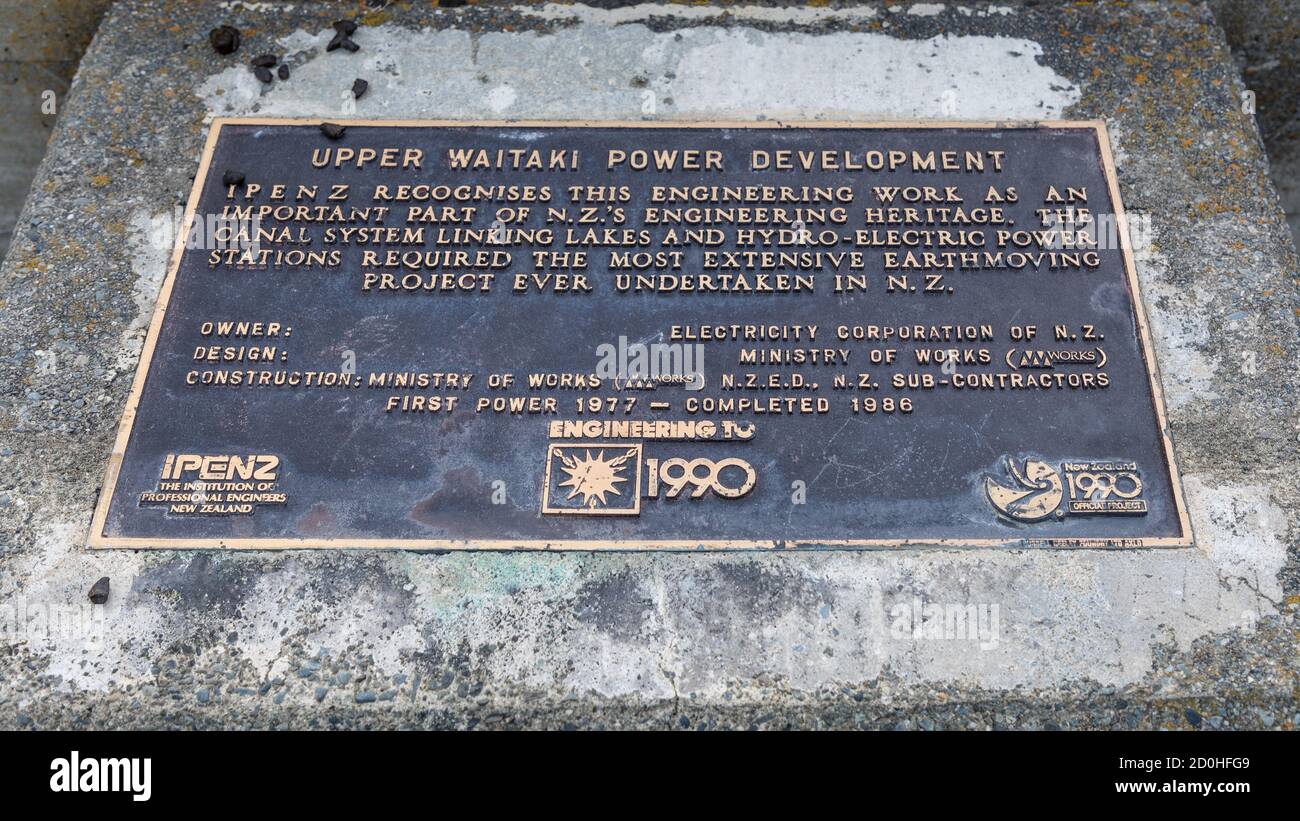 Omarama, NZ: Targa presso la diga del lago Ruataniwha, un serbatoio d'acqua della Upper Waitaki Power Development, riconoscendo i risultati ingegneristici Foto Stock