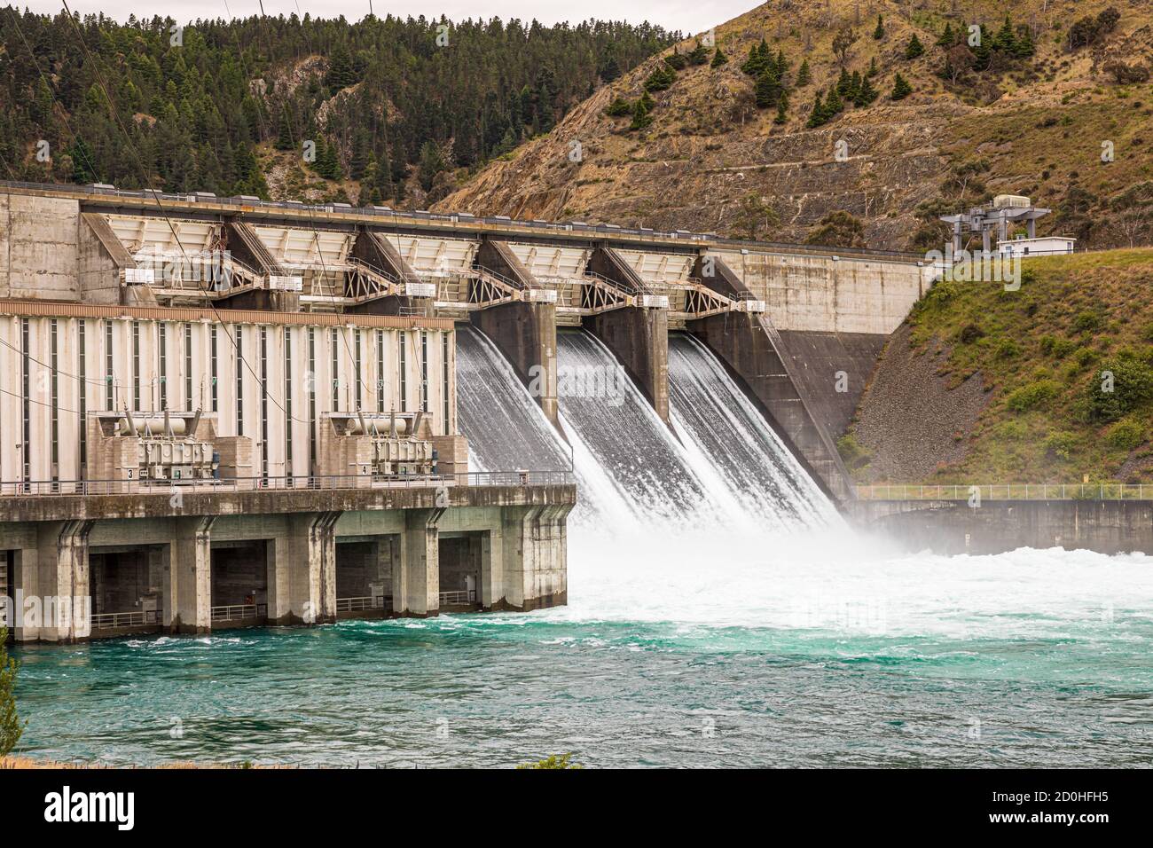 Aviemore Hydro Station in Nuova Zelanda, utilizzando l'acqua dal lago artificiale Aviemore o Mahi Tikumu. Fa parte dello schema idroelettrico Waitaki. Foto Stock