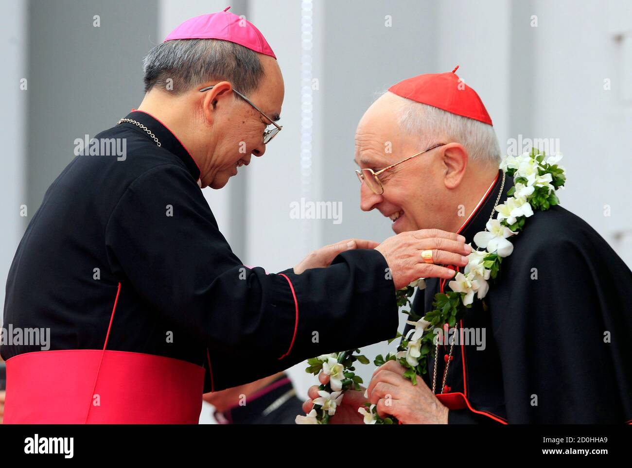 Il Prefetto Vaticano della Congregazione per l Evangelizzazione dei popoli  il Cardinale Fernando Filoni (R) riceve una ghirlanda dal vescovo di Hung  Hoa John Mary Vu Tat al suo arrivo nella chiesa