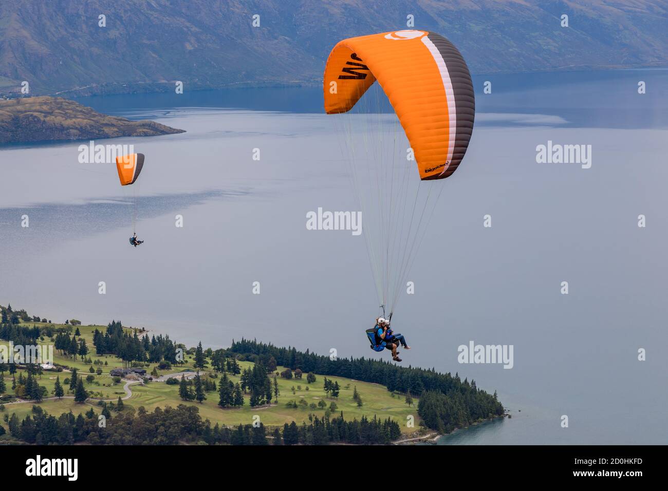 Queenstown, Nuova Zelanda: Tandem in parapendio sulla loro strada dalla stazione di montagna Skyline Gondola sul lago Wakatipu a Queenstown base Station. Foto Stock