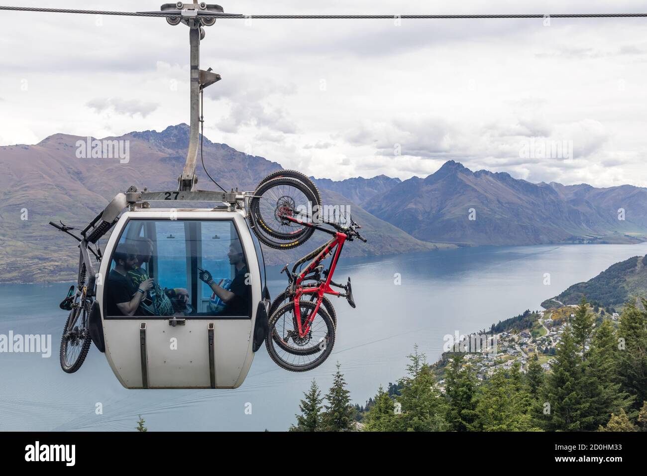 Queenstown, Nuova Zelanda: Trasporto in bicicletta con la Skyline Gondola. Sullo sfondo la vista panoramica del lago Wakatipu. Foto Stock