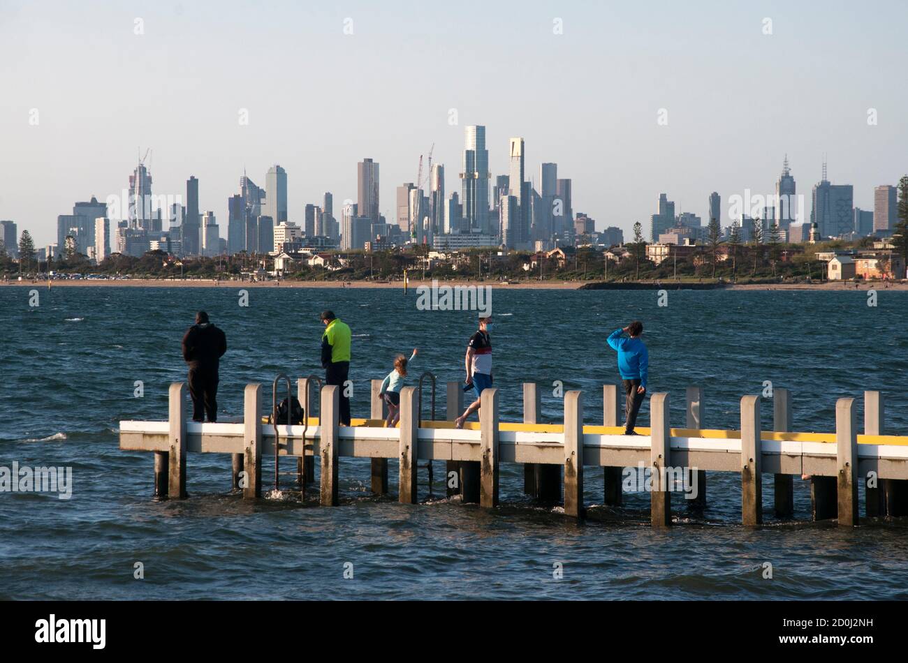 CBD di Melbourne, la capitale dello stato vittoriano, visto attraverso Port Phillip Bay dal sobborgo di bayside di Brighton Foto Stock