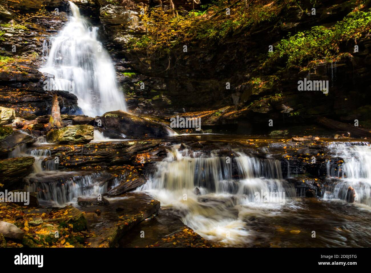 paesaggi autunnali pacifici e colorati di ispirazione, con cascate e Stream nel parco statale Ricketts Glenn in Pennsylvania Foto Stock