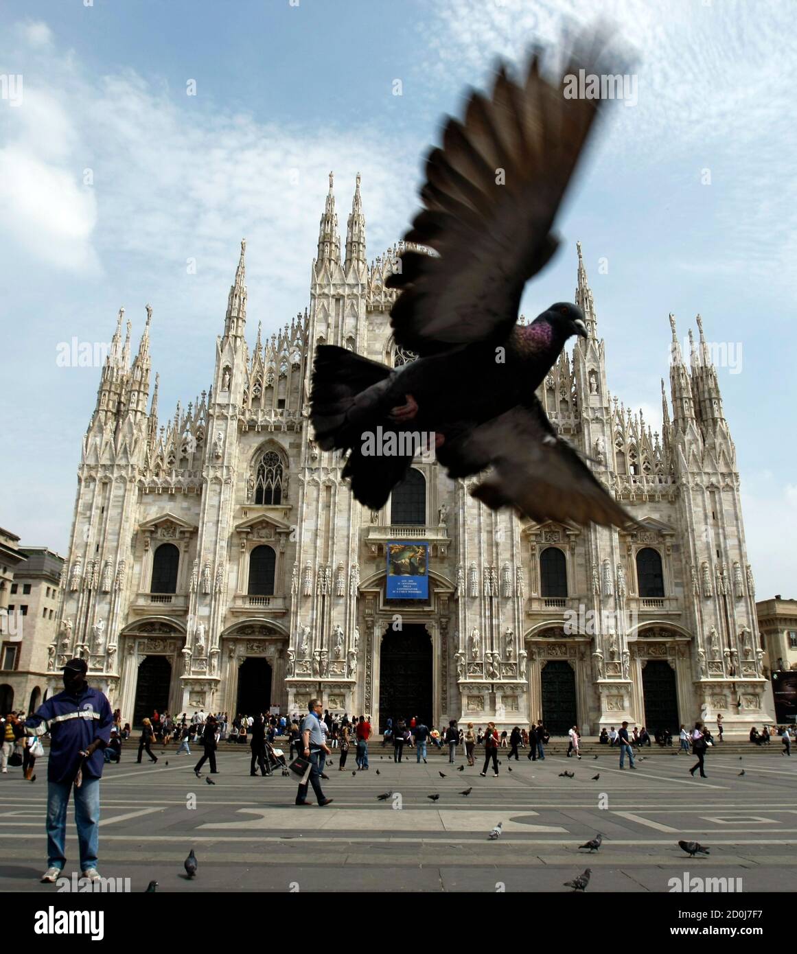 A pigeon flies in front of Duomo cathedral in Milan May 2, 2011. REUTERS/Alessandro Garofalo ( ITALY - Tags: ANIMALS RELIGION) Foto Stock