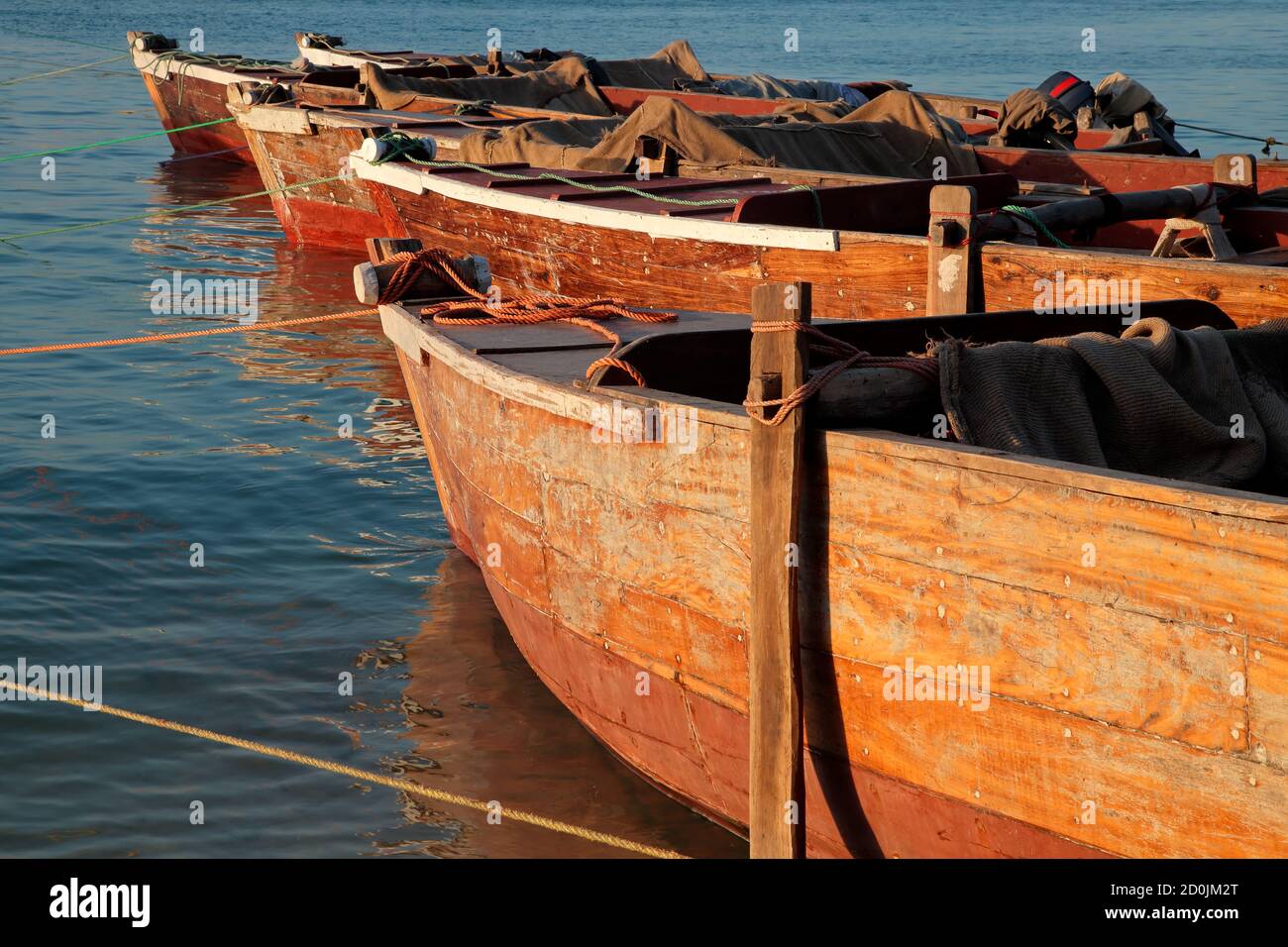 Barche in legno ancorate alla luce del tardo pomeriggio, isola di Zanzibar Foto Stock