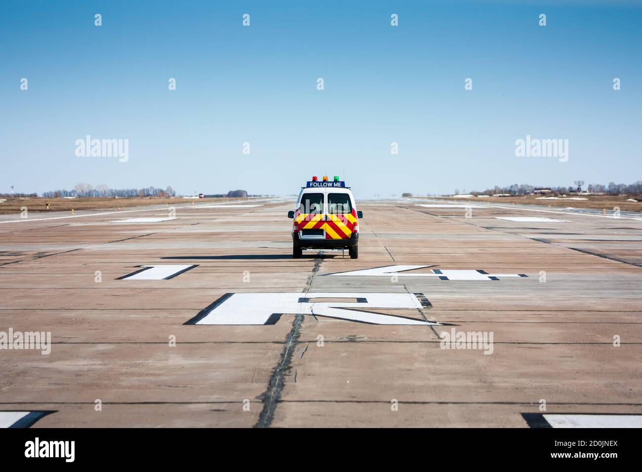 Seguimi in auto alla pista dell'aeroporto Foto Stock