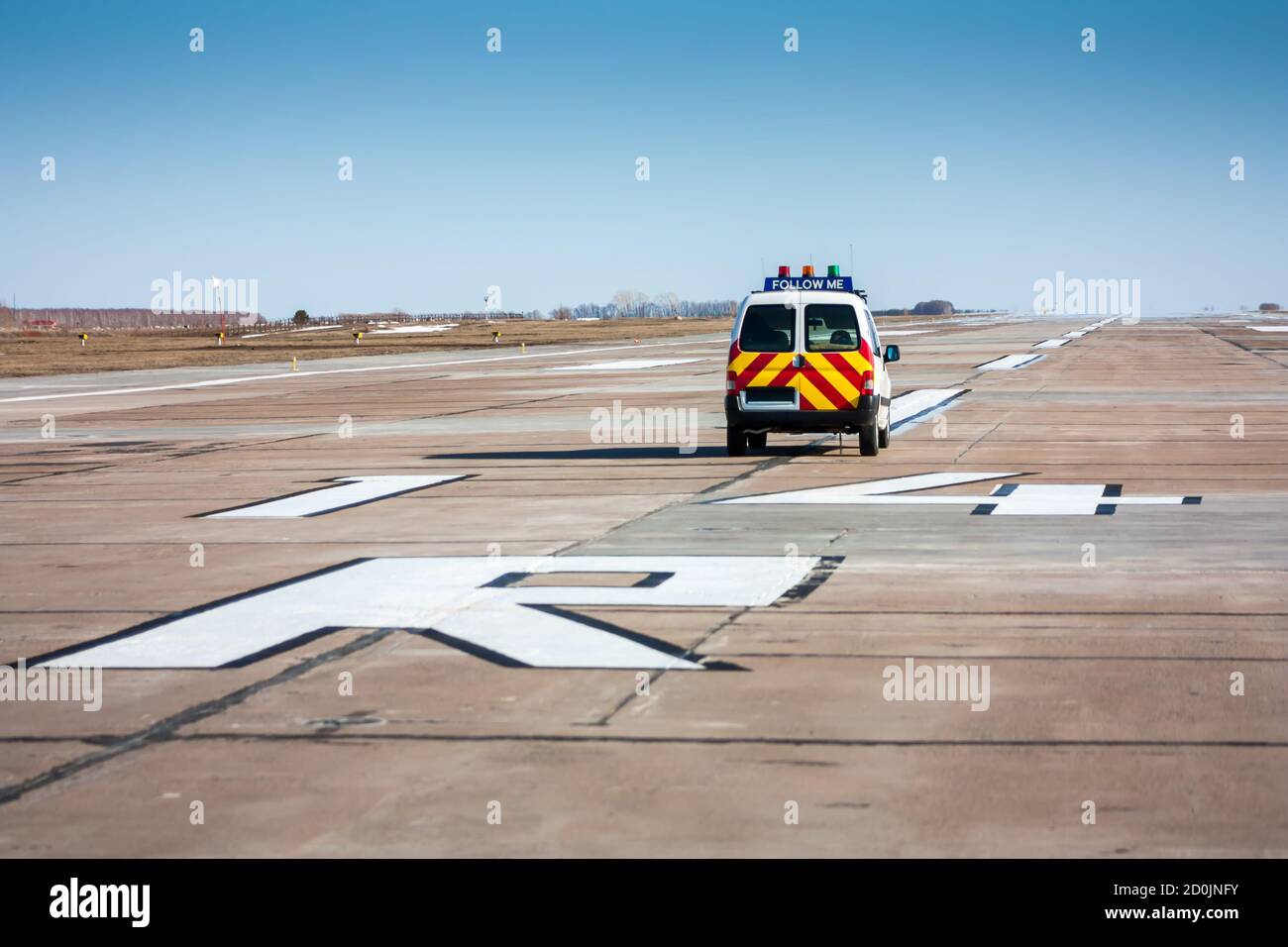 Seguimi in auto alla pista dell'aeroporto Foto Stock