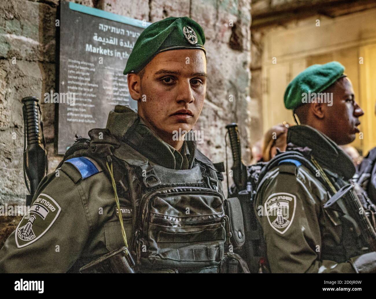 Gerusalemme, Israele - 2019-04-26 - soldati di guardia in tutti i luoghi pubblici. Foto Stock
