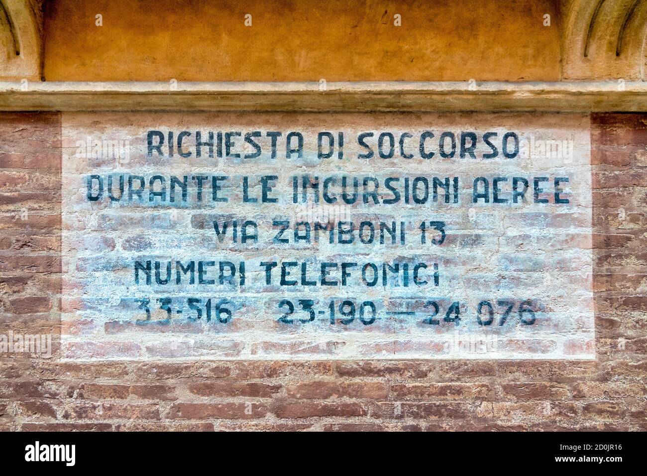 Iscrizione commemorativa per ricordare i bombardamenti di Bologna durante la seconda guerra mondiale, Bologna, Italia. Foto Stock