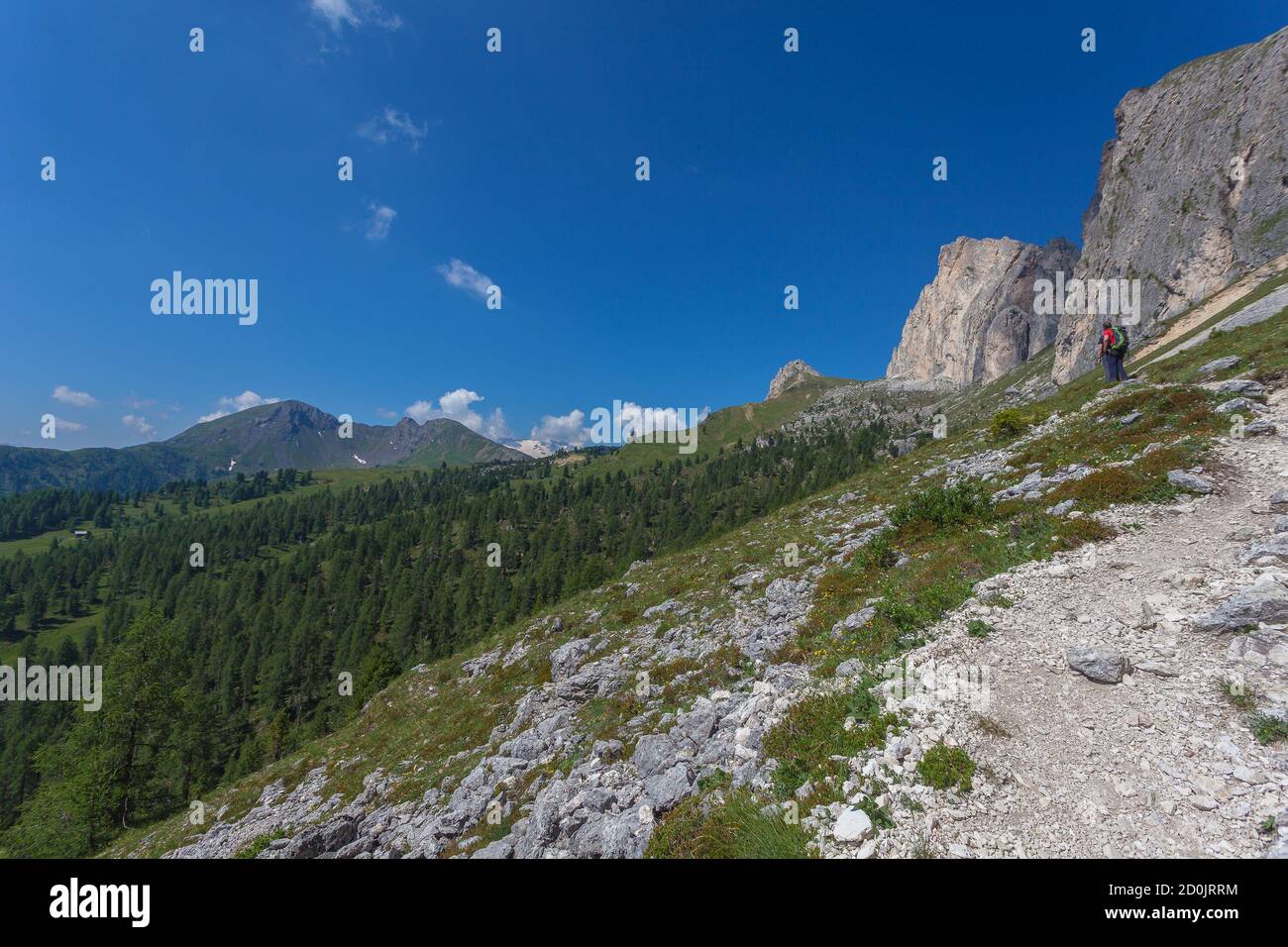 Persone irriconoscibili su un sentiero escursionistico con sorprendente col di Lana Peak background, Settsass, Dolomiti, Italia. Il colore contrasta tra la differenza Foto Stock