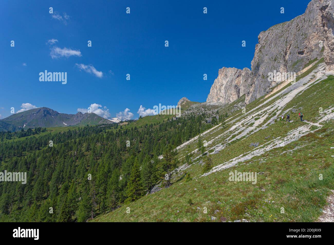 Persone irriconoscibili che camminano su un sentiero escursionistico con lo sfondo sorprendente col di Lana Peak, Settsass, Dolomiti, Italia. Il colore contrasta tra Foto Stock