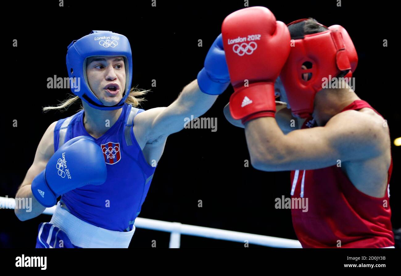 La russa Misha Aloian (R) combatte con Jeyvier Cintron Ocasio di Porto Rico  durante la loro partita di pugilato maschile Fly (52 kg) al quarto di  finale ai Giochi Olimpici di Londra