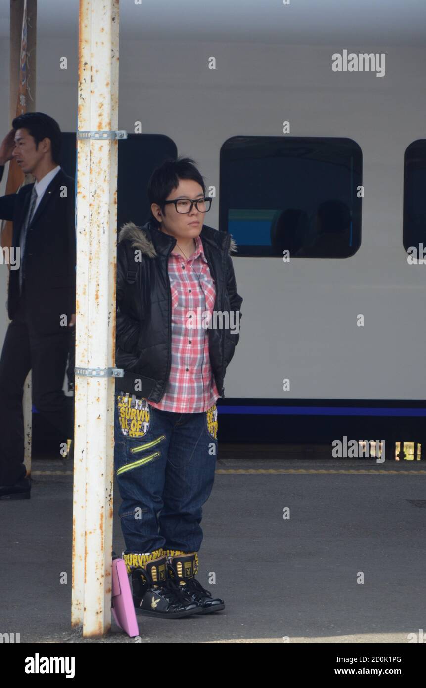 Pendolari in attesa sul binario alla stazione JR di Nagasaki Foto Stock