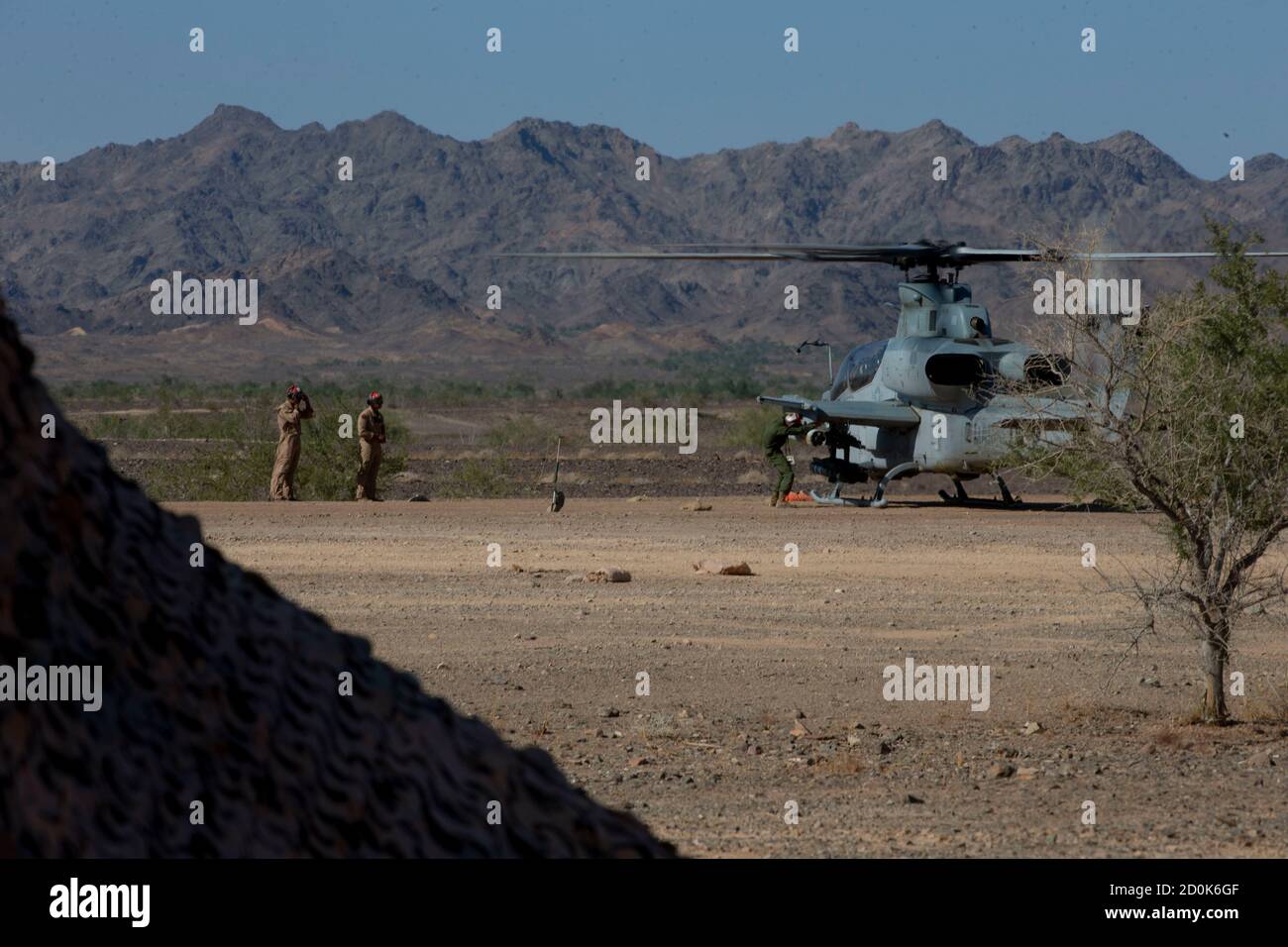 Un Viper del corpo marino degli Stati Uniti AH-1Z assegnato alle armi dell'aviazione marina e alle tattiche lo Squadrone uno conduce le applicazioni pratiche del punto di rifornimento e di armamento in avanti durante il corso di istruttore di armi e tattiche (WTI) 1-21 alla Landing zone Bull Assault, California, 28 settembre 2020. Il corso WTI è un evento di formazione di sette settimane ospitato da MAWTS-1, che fornisce qualifiche standardizzate per supportare la formazione e la preparazione dell'aviazione marina, e assiste nello sviluppo e nell'utilizzo di tattiche di armi per l'aviazione. (STATI UNITI Corpo marino foto di Lance CPL Shannon Gibson) Foto Stock