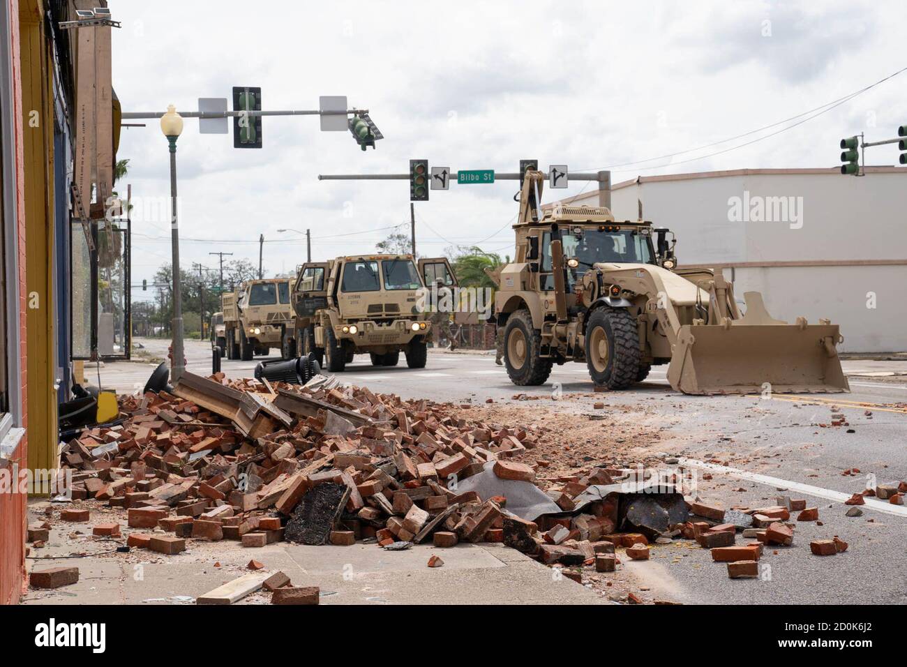 Louisiana National Guard Soldiers from the 843rd Engineer Construction Company, 205th Engineer Battagion, 225th Engineer Brigade libera le strade con i loro bulldozer a ruote pesanti dopo l'uragano Laura, Lake Charles, 27 agosto 2020. Laura è stato un uragano di categoria quattro con un vento massimo sostenuto di 150 miglia all'ora e l'uragano più forte a colpire la Louisiana in oltre 150 anni. (STATI UNITI Guardia Nazionale dell'esercito foto di staff Sgt. Josiah Pugh) Foto Stock