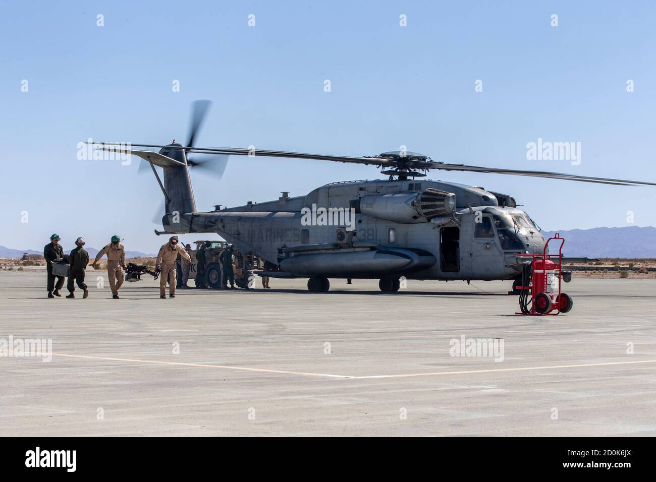 Marines degli Stati Uniti con Squadron di elicottero pesante marino 462, gruppo di velivoli marini 16, terza ala di velivoli marini, carico di scarico da un Sikorsky CH-53E Super Stallion durante l'esercitazione integrata di addestramento 1-21 al centro di combattimento di terra dell'aria del corpo marino, Palms di Twentynine, California, 29 settembre 2020. ITX è la formazione più completa condotta presso MCAGCC e si concentra sull'applicazione tattica di manovre a braccia combinate, operazioni offensive e difensive durante il combattimento. (STATI UNITI Marine Corps foto di Lance CPL. Joshua Sechser) Foto Stock