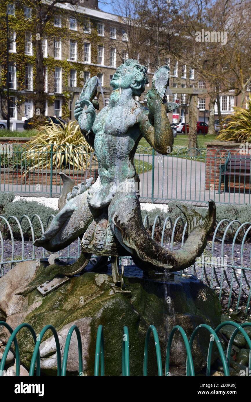 Fontana del Triton di bronzo in Steyne Gardens, Worthing, West Sussex, Regno Unito Foto Stock