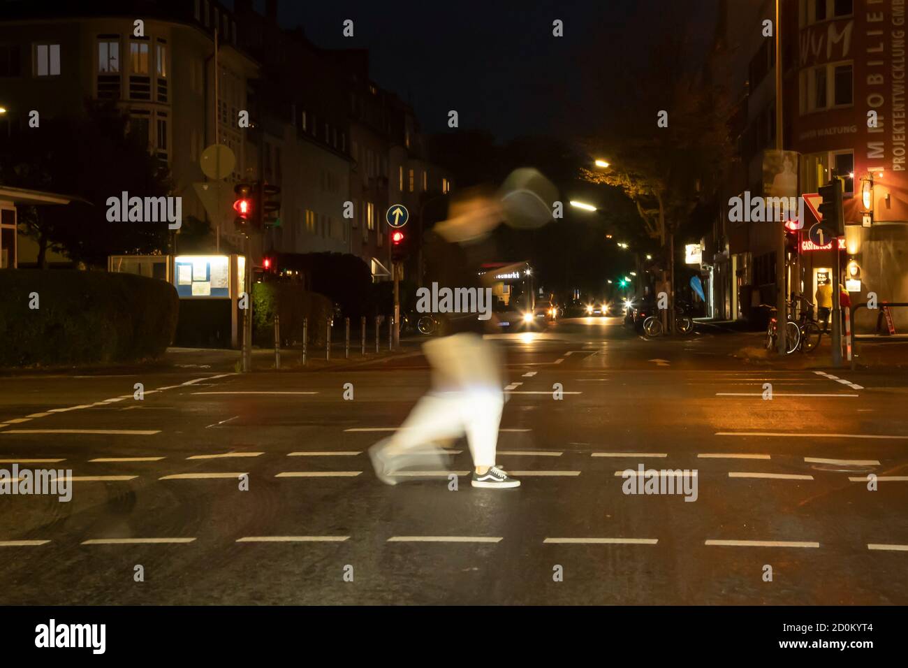 Colonia, NRW, Germania 10 02 2020, scena notturna al bivio di Colonia, un uomo sta attraversando la via pedastrica, sfocatura del movimento Foto Stock