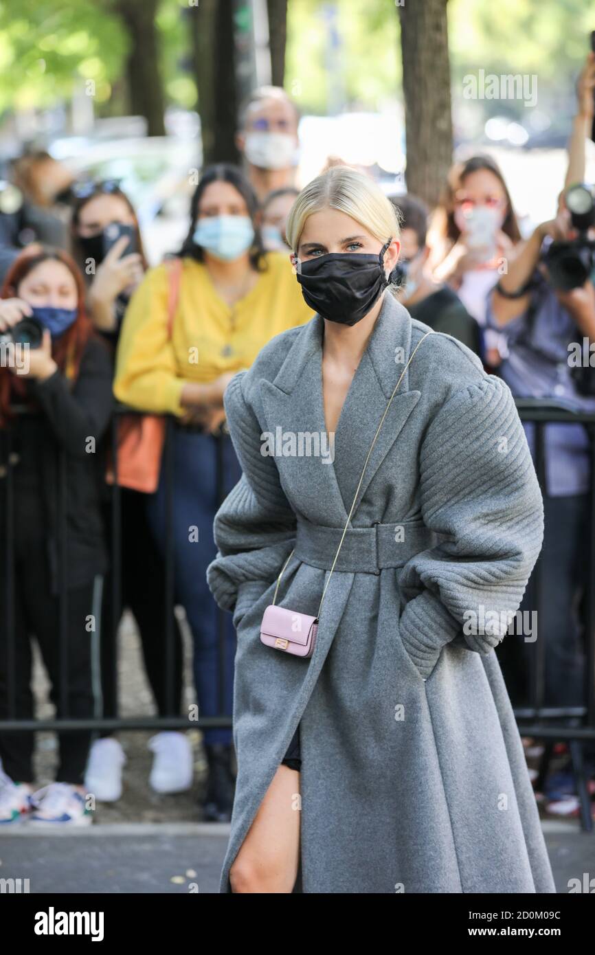 Milano 24 settembre 2020 Il modello indossa un cappotto grigio e una piccola borsa rosa Foto stock Alamy