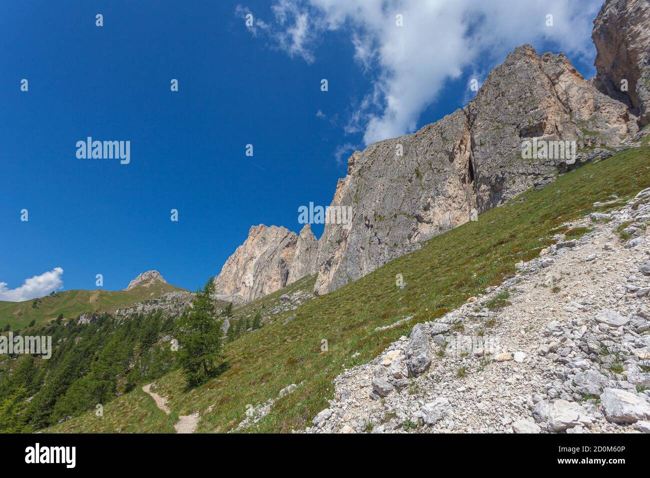 Sentiero ai piedi dell'imponente parete meridionale del Monte Settsass, Dolomiti, Italia Foto Stock
