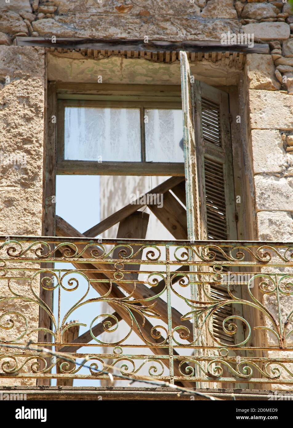 Vecchio edificio abbandonato con un tetto collassato situato a Heraklion, Creta. Concetto: Passaggio del tempo sugli oggetti. Foto Stock