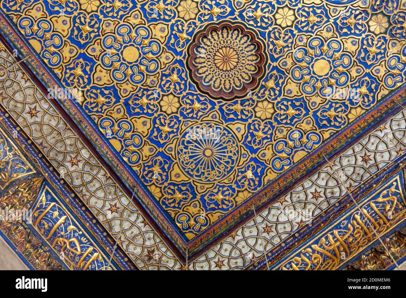 Particolare del soffitto dipinto della sala di preghiera, Complesso del sultano Barquq, Il Cairo, Egitto Foto Stock