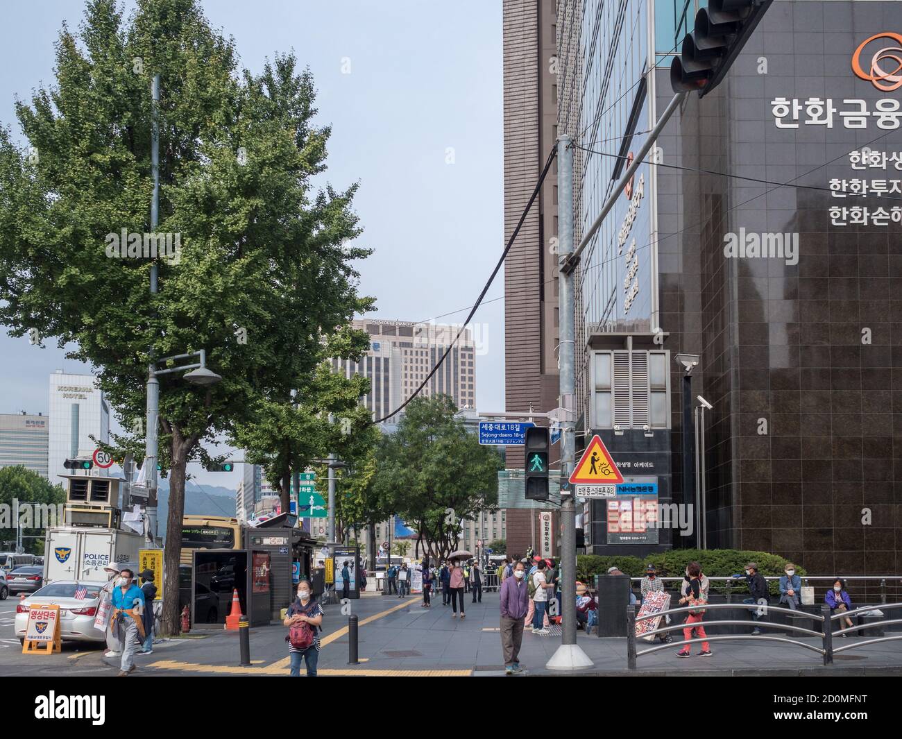 Seoul, Corea del Sud - alcuni manifestanti si riposano prima di manifestazioni anti-governative intorno alla piazza del municipio. Polizia che blocca la strada. Foto Stock