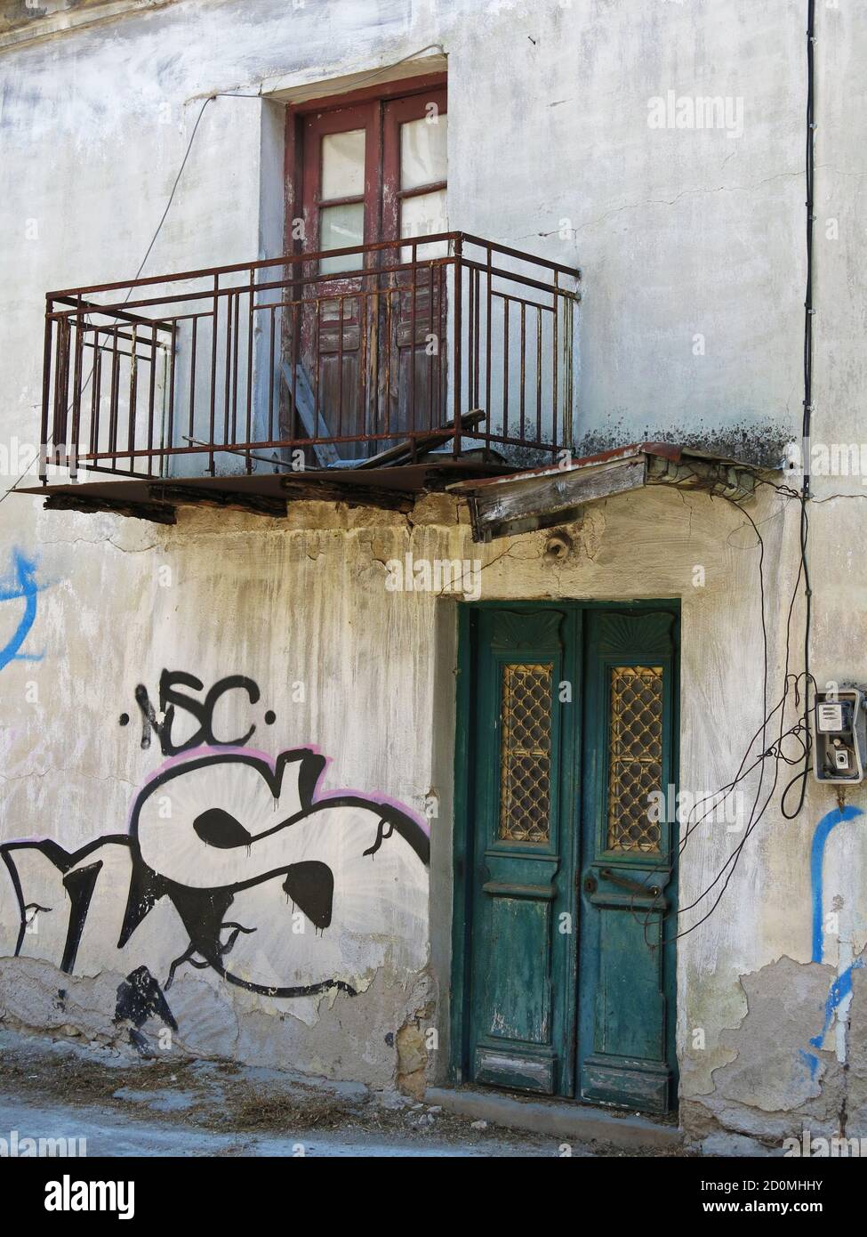 Vecchia casa abbandonata situata a Karditsa, Grecia. Concetto: Passaggio del tempo sugli oggetti. Foto Stock