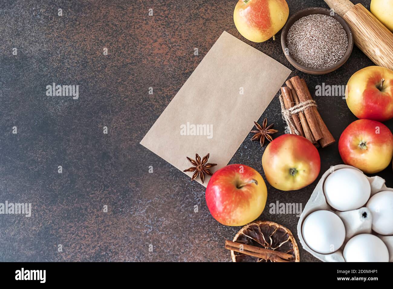 Pasticcini autunnali. Tradizionale torta di mele autunnali, spezie, mele, accessori. Foto Stock