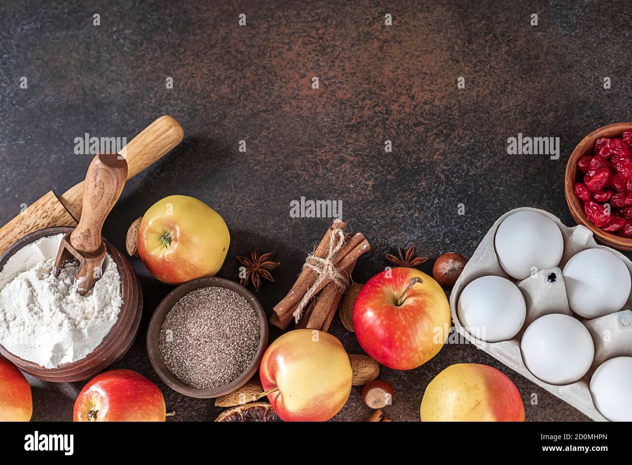 Pasticcini autunnali. Tradizionale torta di mele autunnali, spezie, mele, accessori. Foto Stock