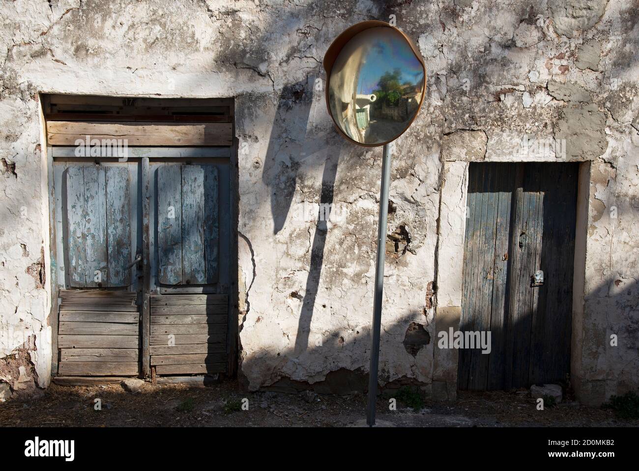 Porte stagne appartenenti ad un edificio usato come drogheria molti anni fa, situato in un villaggio nella regione di Psiloritis, Creta, Grecia. Foto Stock