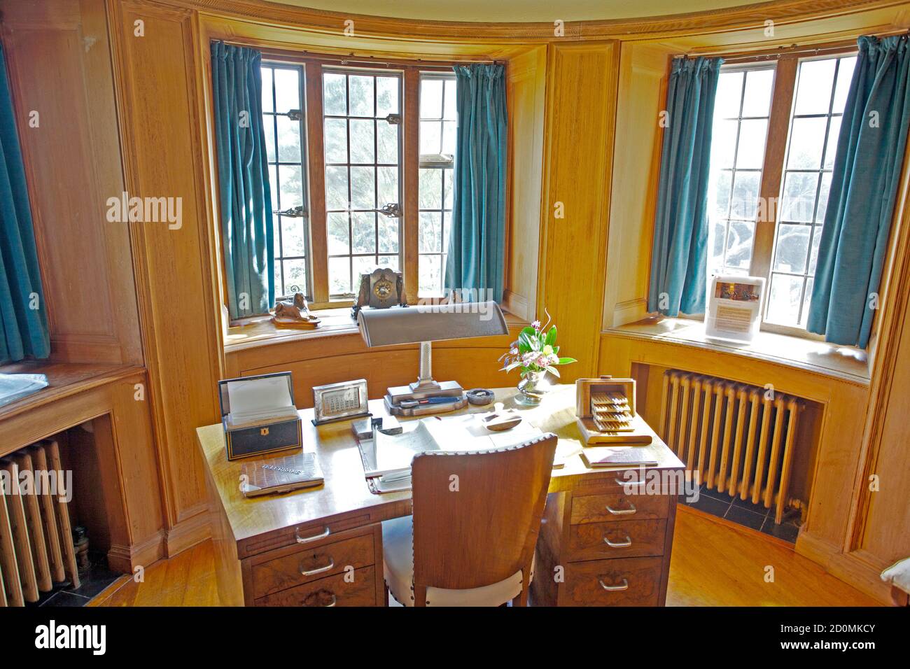 La Biblioteca in stile art-deco in Coleton Fishacre House costruita nel 1923-26 da Rupert e Lady Dorothy D'Oyly carte, nr Kingswear, Devon, Inghilterra, Regno Unito Foto Stock