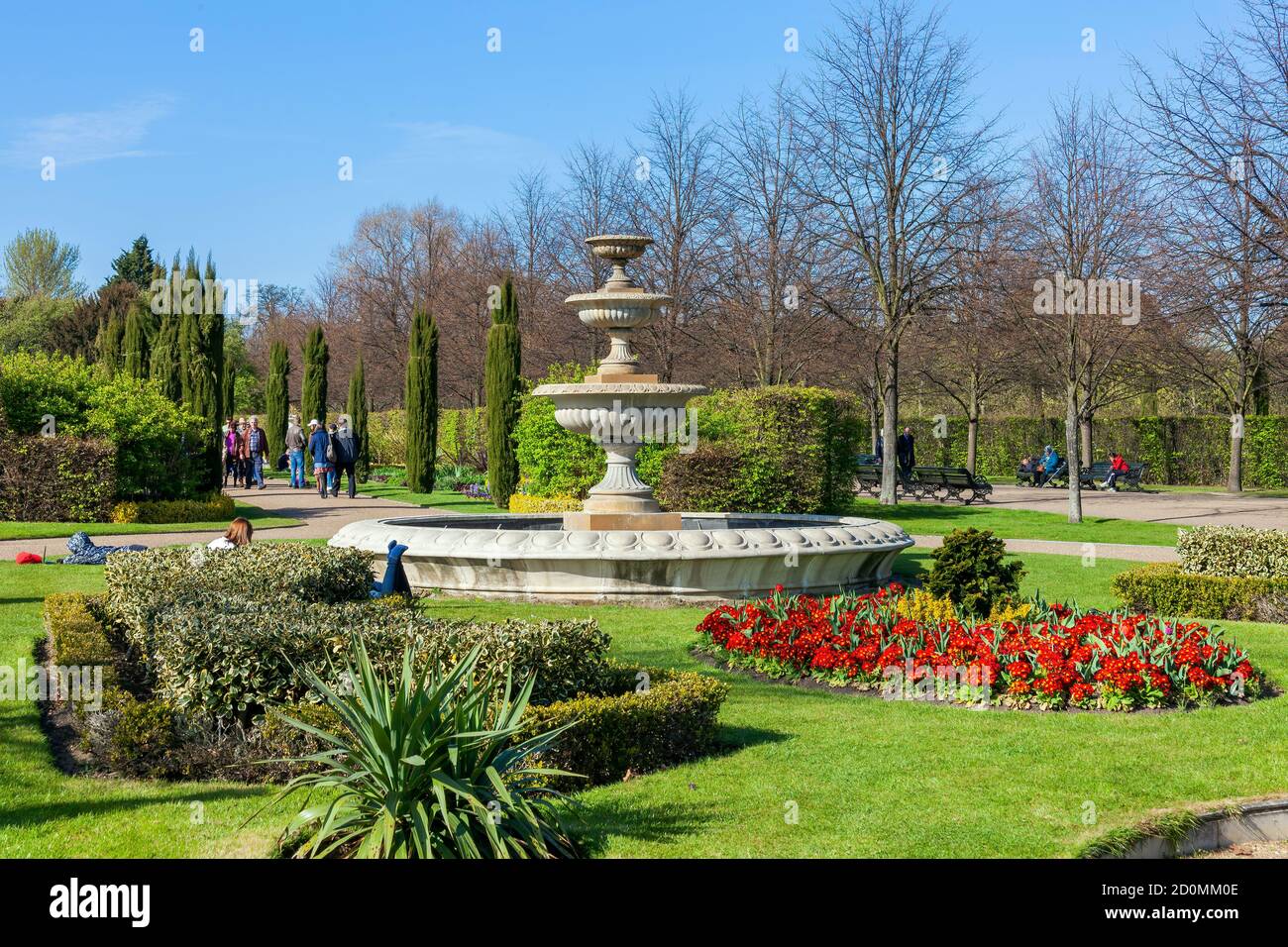 Londra, UK, 1 aprile 2012 : Regents Park con letto di fiori e fontana di primavera formale che è un popolare pubblico spazio aperto destinazione turistica a Foto Stock