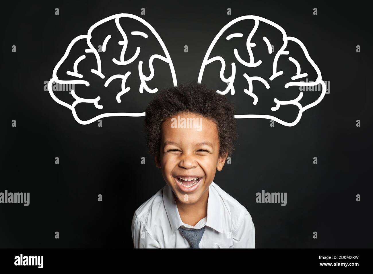 Bambino nero ragazzo con grande cervello ridendo, concetto di brainstorming Foto Stock