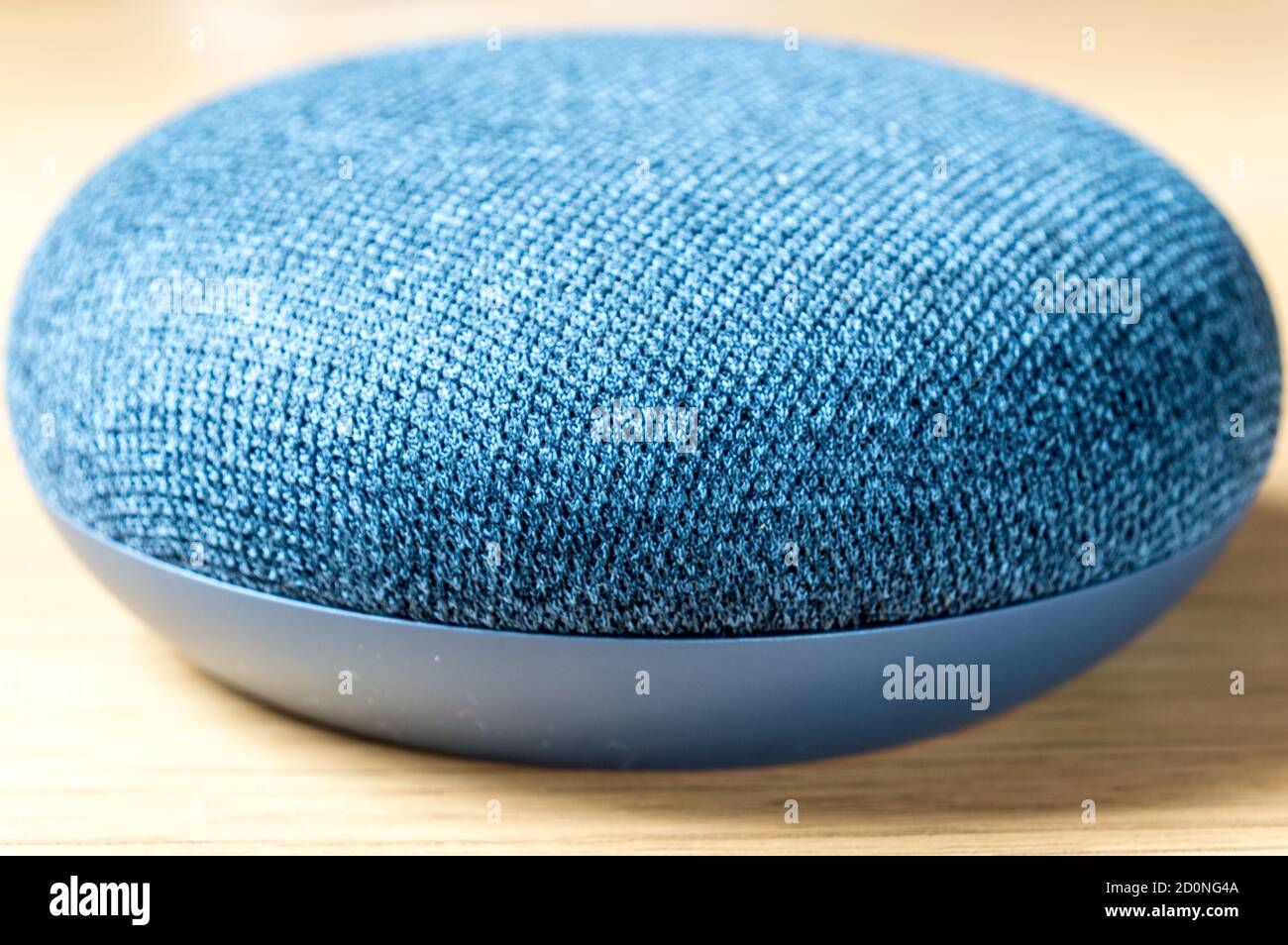 Primo piano su Google home mini intelligenza artificiale Smart Home Device visualizza Foto Stock