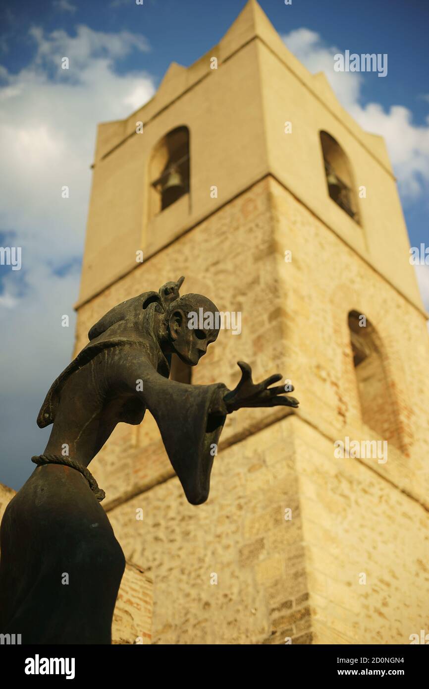 Statua di San Bernardino vicino alla Chiesa Madre di San Bernardino da Siena, Bernalda, provincia Matera, Italia Foto Stock