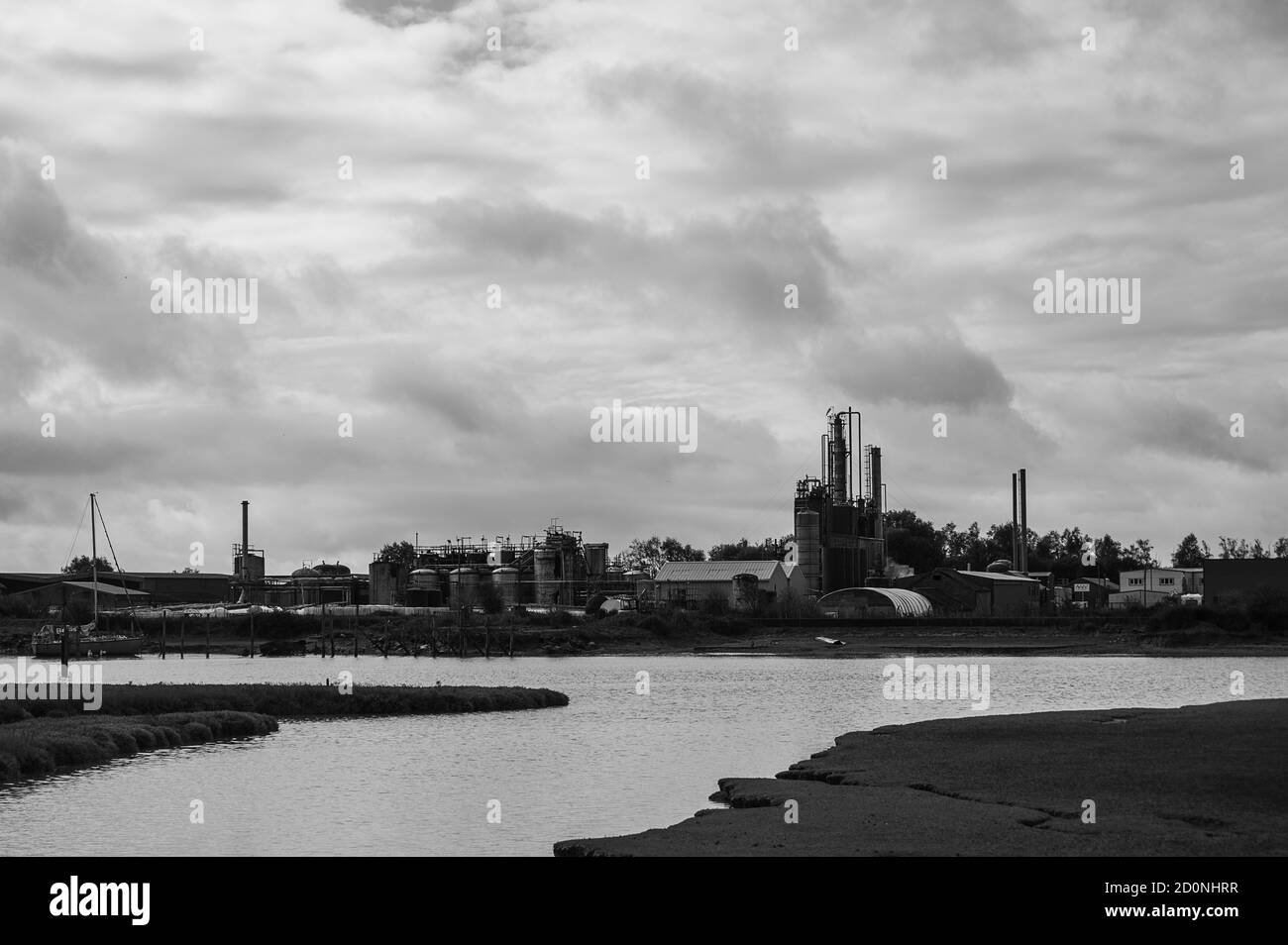 Vista dello stabilimento industriale sul fiume Rother, Sussex est Foto Stock