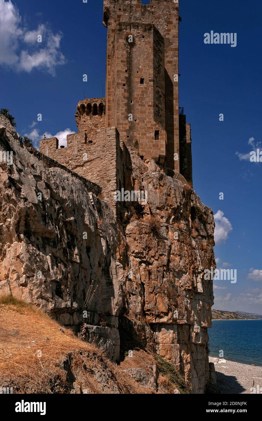Il Castello di Roseto, sopra il Mar Ionio a Roseto Capo Spulico, Calabria, fu fondato nel 1000s d.C. da Robert Guiscard, Duca di Sicilia. Fu sequestrato nel 1229 dai Cavalieri Templari dal Sacro Romano Imperatore, Federico II, che lo rafforzò per essere utilizzato come residenza estiva. La struttura attuale è per lo più del 1500s o più tardi, ma conserva tre torri e una pianta a terra basata sul Tempio di Gerusalemme. I resti più antichi includono un Sigillo di Salomone intagliato e un'antica pietra ovale incisa con i simboli della Passione di Cristo. Il castello ospita ora un museo e un ristorante. Foto Stock