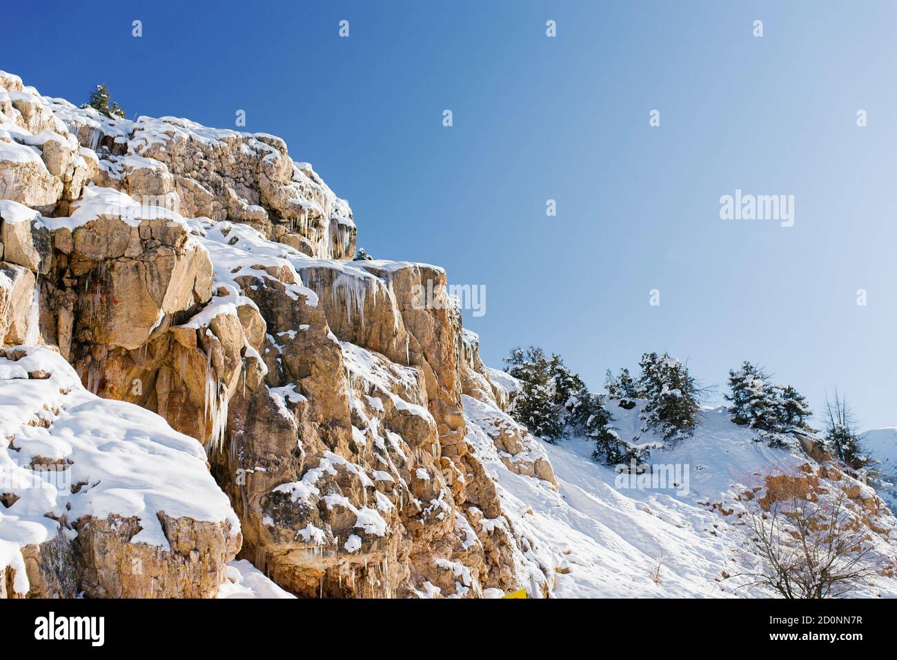 Belle montagne rocciose coperte di neve in inverno in tempo soleggiato in Uzbekistan vicino alla località di Beldersay. Sistema di montagna Tian Shan Foto Stock