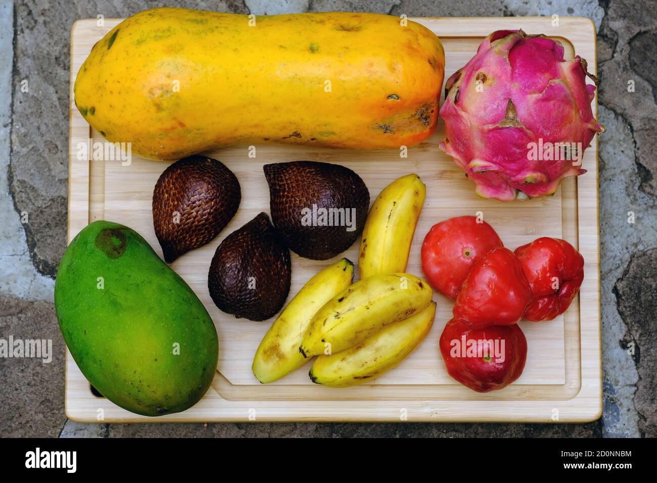 Indonesia Batam - frutti tropicali indonesiani Papaya - prugna - Mango - Salak (frutta del serpente) - Banana - Pitaya (Frutto del drago) Foto Stock