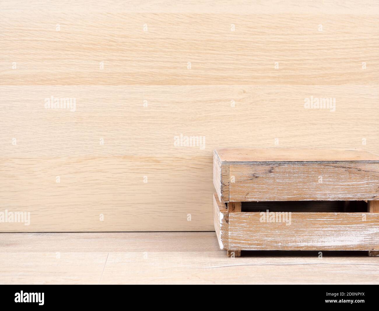 Il cubo di legno come esposizione di prodotto. Un podio per la pubblicità layout con il tuo prodotto Foto Stock