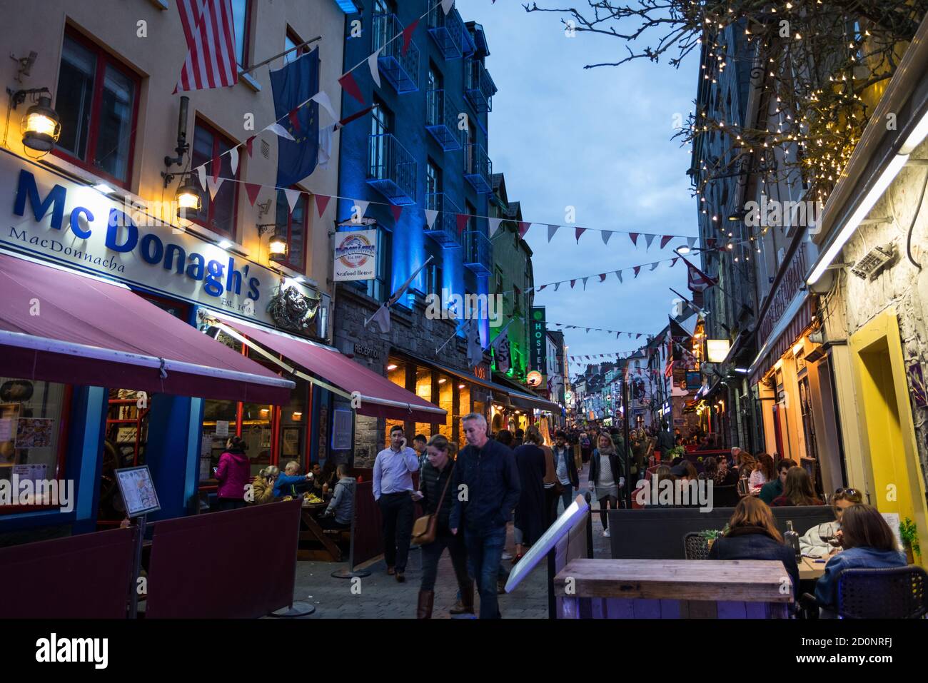 CITTÀ DI GALWAY, IRLANDA - 4 maggio 2018: Le persone che godono di bar e ristoranti su Quay Street nella popolare zona del quartiere Latino della città di Galway di notte. Foto Stock