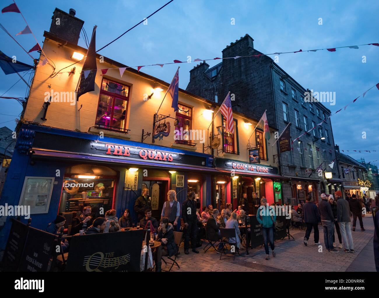 CITTÀ DI GALWAY, IRLANDA - 4 maggio 2018: Le persone che godono di bar e ristoranti su Quay Street nella popolare zona del quartiere Latino della città di Galway di notte. Foto Stock