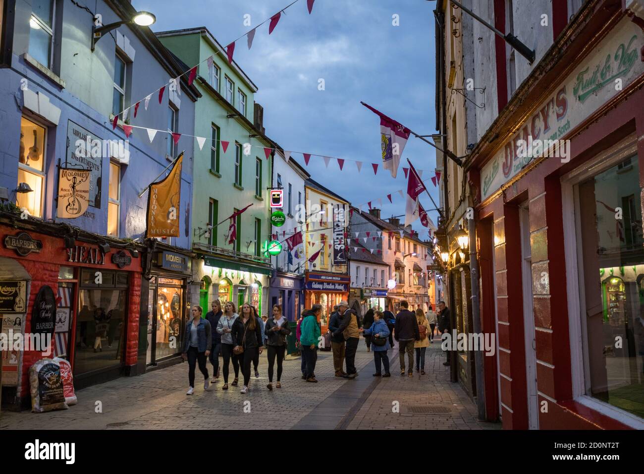 CITTÀ DI GALWAY, IRLANDA - 4 maggio 2018: Turisti che camminano attraverso High Street nella popolare zona del quartiere Latino della città di Galway di notte. Foto Stock