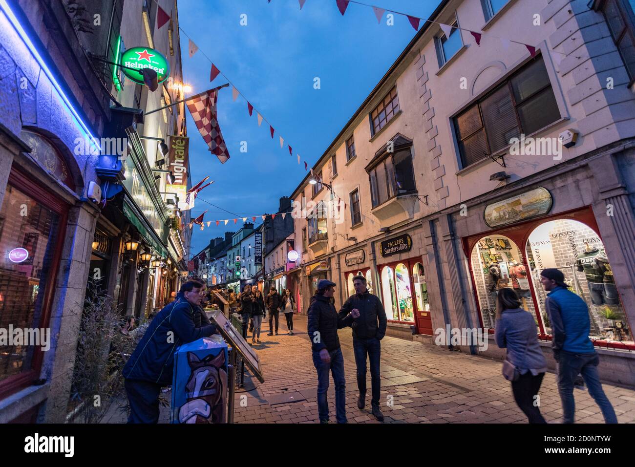 CITTÀ DI GALWAY, IRLANDA - 4 maggio 2018: Persone che camminano attraverso High Street nella popolare zona del quartiere Latino della città di Galway di notte. Foto Stock